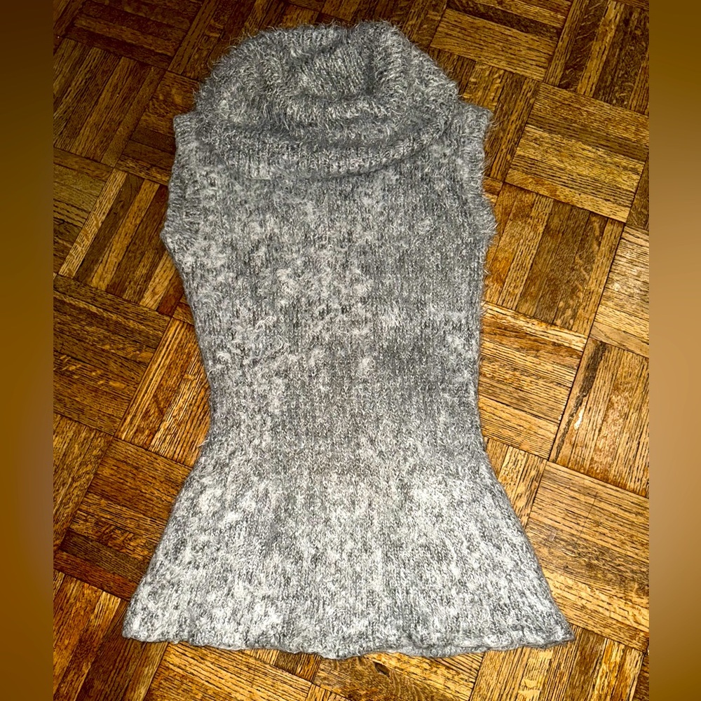 Chaudry KC Sleeveless Silver Sweater Sz S